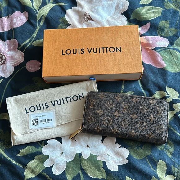 Louis Vuitton Zippy Wallet - Picture 2 of 8
